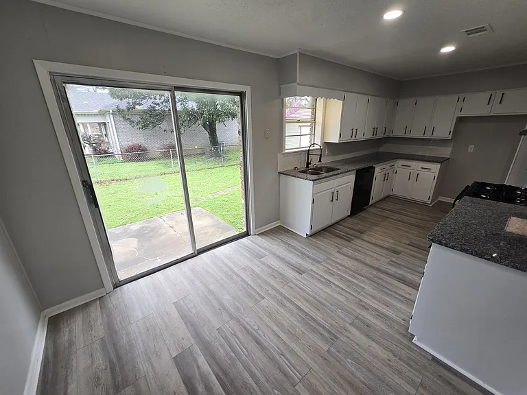 700 Barnes St — Photo 4