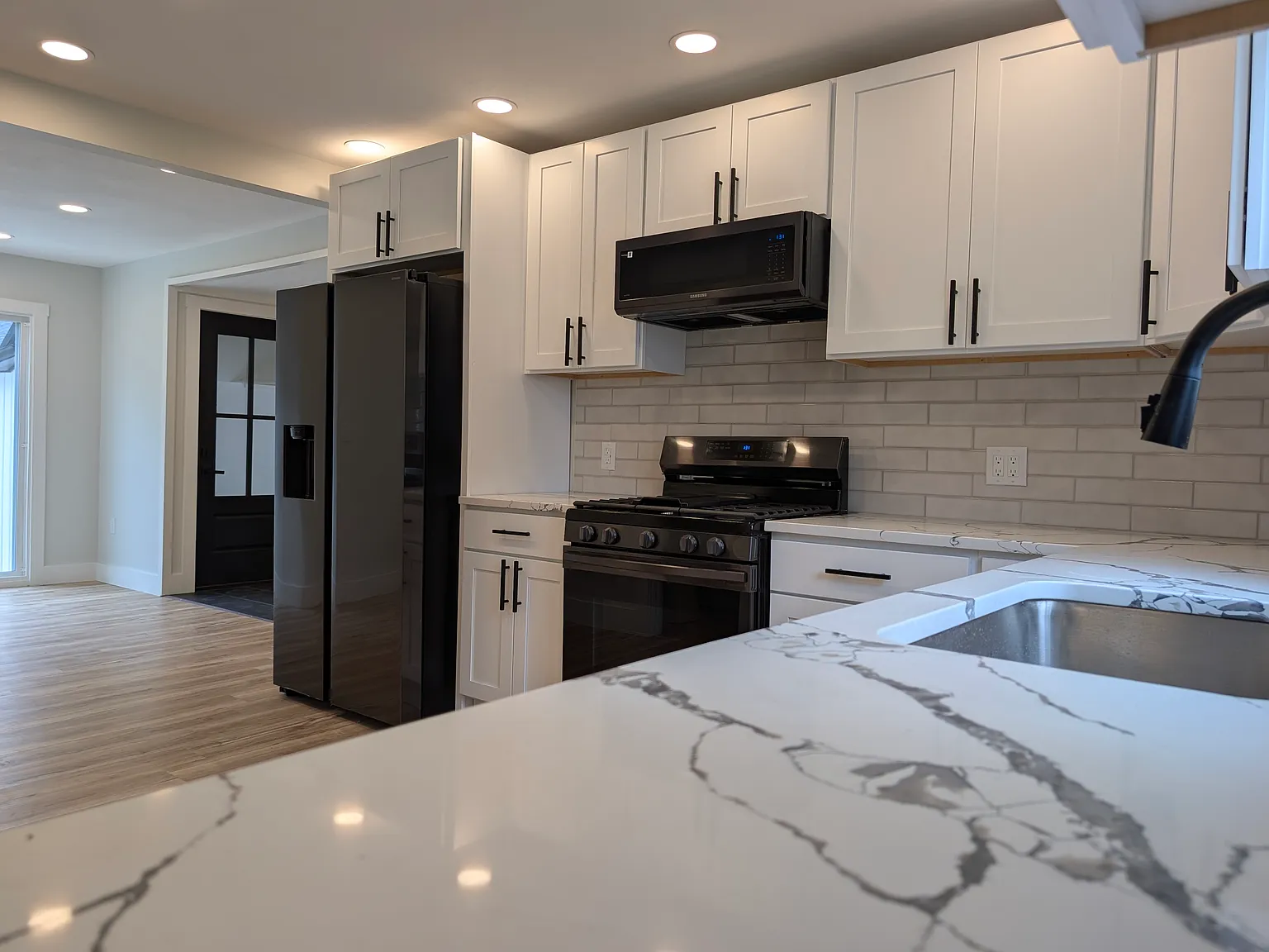 3 bed, 2.5 bath, 2100 sqft, $3,500 — Photo 3