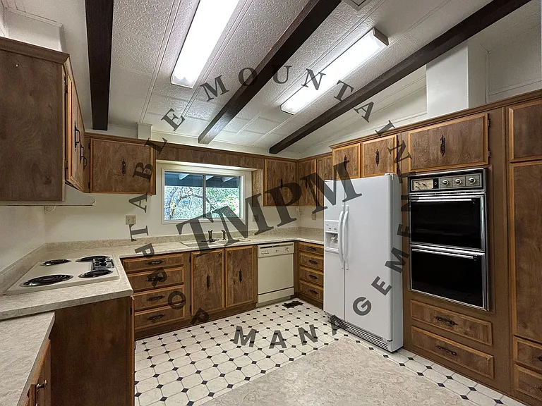 373 Lodgeview Dr — Photo 6