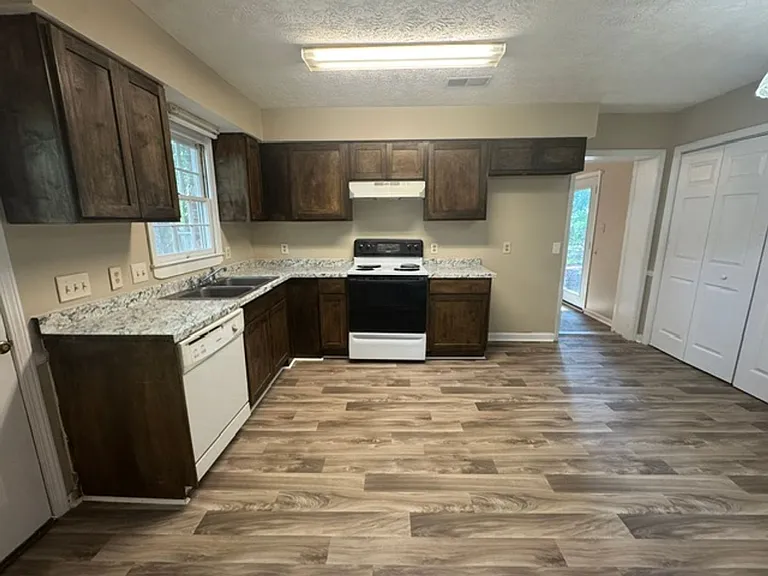 228 Hearthstone Dr — Photo 4