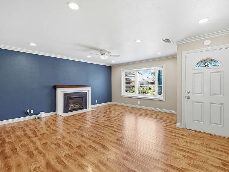325 Goshen Ct — Photo 16