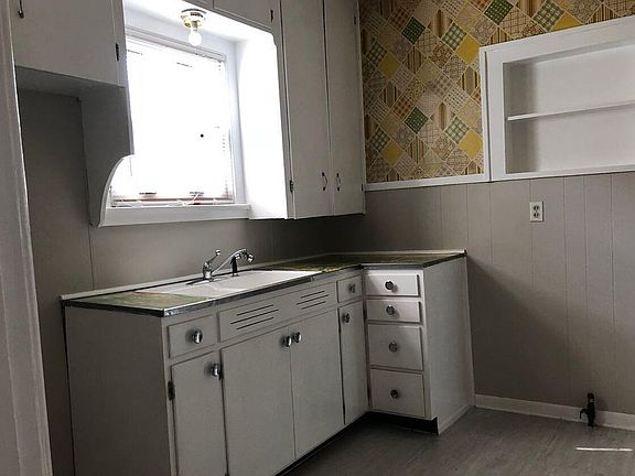 3rd image of 905 Wolcott Ave