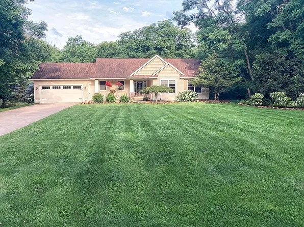 13 Foleys Grade Dr SE, Lowell, MI 49331
