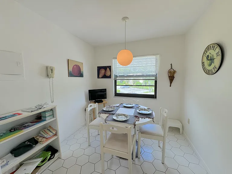 9 Stratford Dr E #B — Photo 16