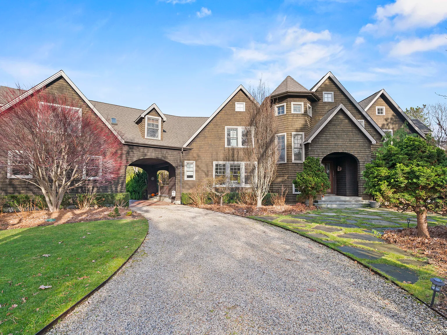 Tranquil 5 Bedroom Southampton Home — Photo 2