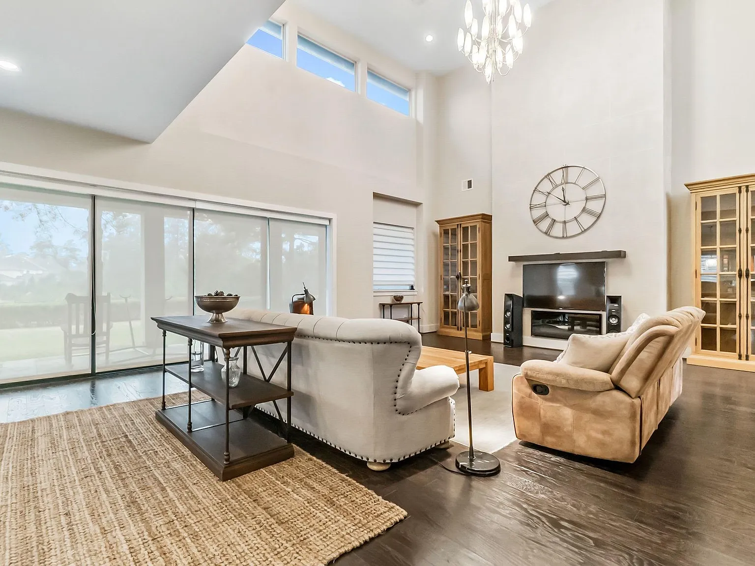 5 bed, 5.5 bath, 5050 sqft, $5,900 — Photo 4