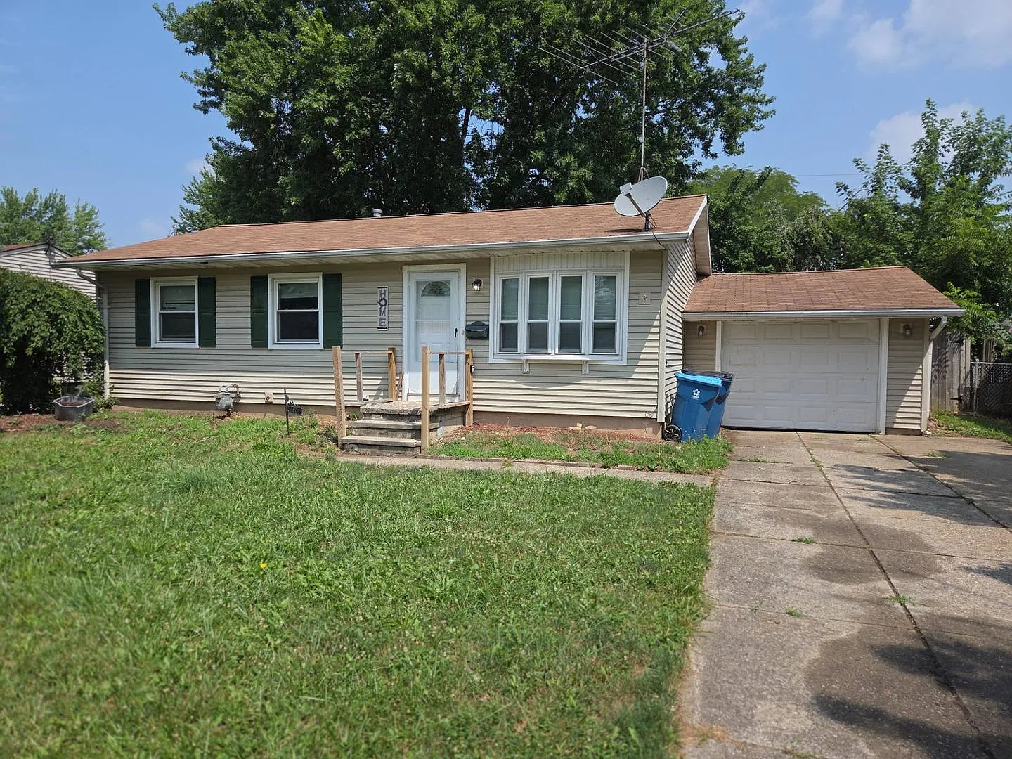 Charming 3-Bedroom Single Family Home Your Perfect Space Awaits — Photo 2