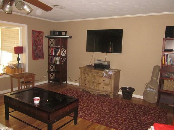2nd image of 610 Marion St