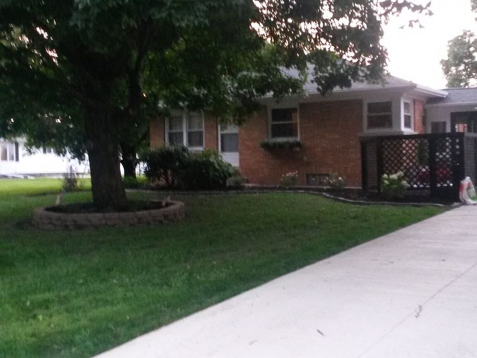 2nd image of 104 E Kauffman St