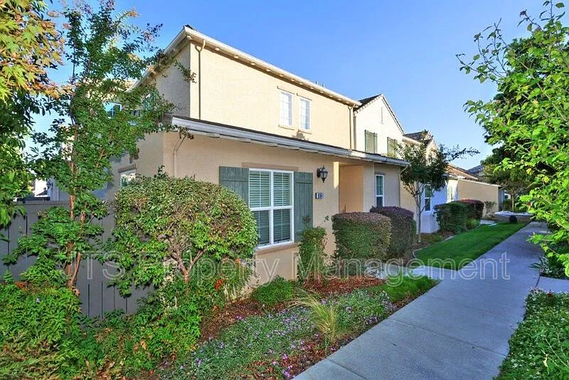 9041 Crescenda Ln
