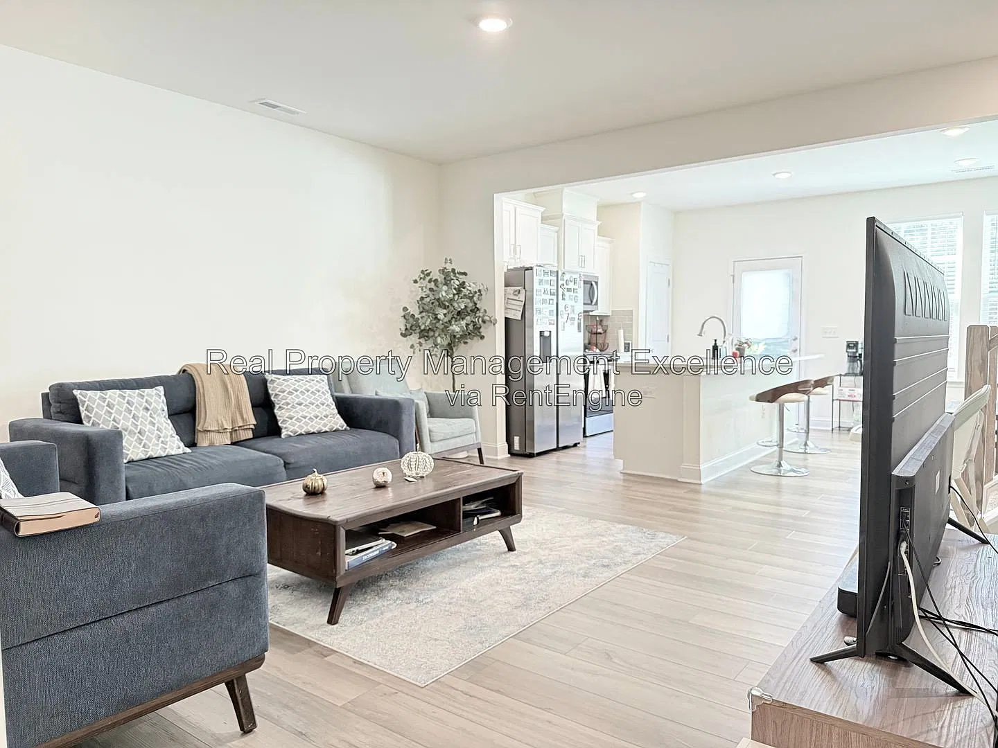 3 bed, 2.5 bath, 1570 sqft, $2,100 — Photo 3