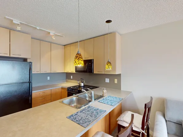 407 Richard Rd SW, Calgary, AB T3E 6L1