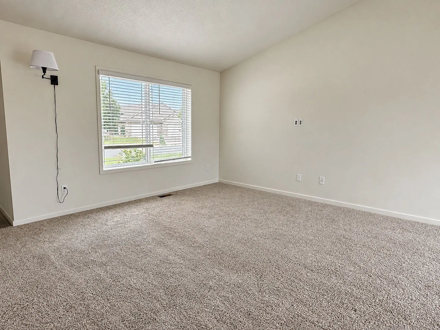 3 bed, 2.0 bath, 1880 sqft, $1,900 — Photo 3