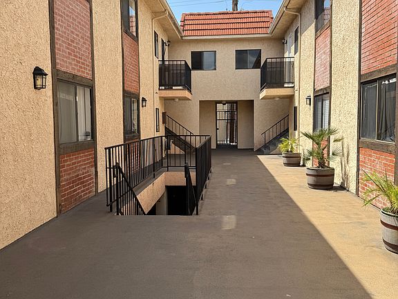 3rd image of 1111 N Maryland Ave APT 105
