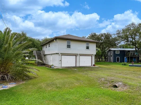 225 Swallow Dr, Palacios, TX 77465