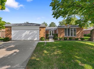 318 Basswood Dr, Northbrook, IL 60062