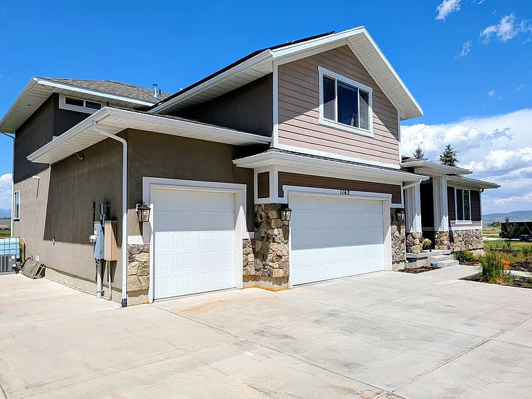 1162 Village Dr — Photo 3
