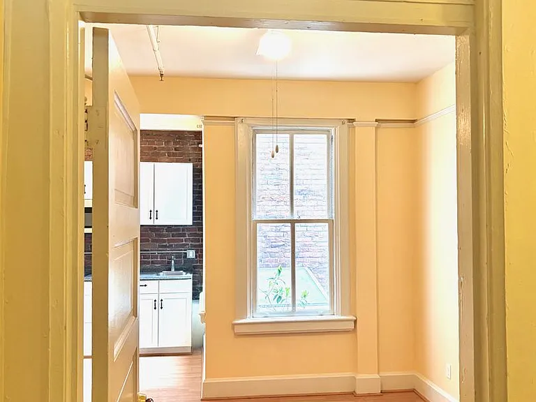 318 NW Broadway — Photo 12
