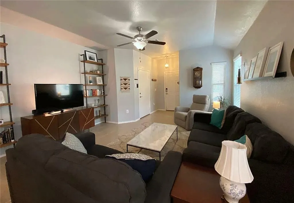 3 bed, 2.0 bath, 1463 sqft, $2,095 — Photo 4
