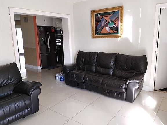 3rd image of 2719 Pine Tree Drive