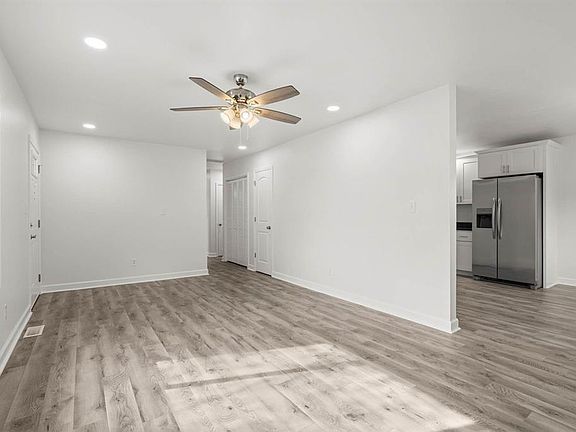 4th image of 157 Whittier Dr