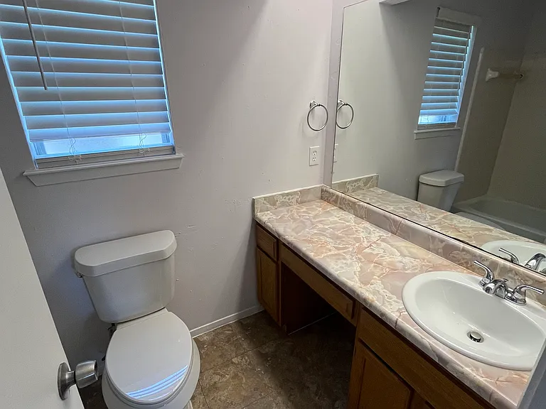 1712 Lindy Ln — Photo 9