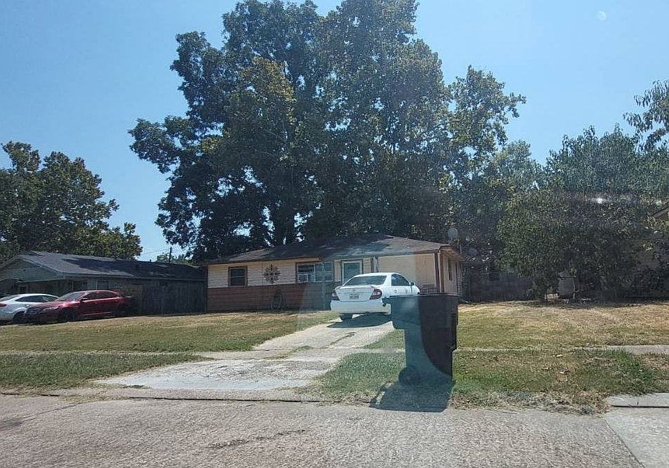 2nd image of 1302 Gladiolus St