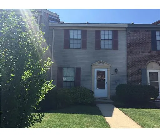 290 Bromley Pl photo 1