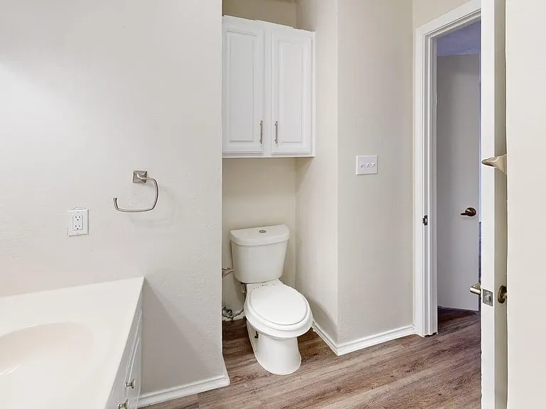 Davis Square Apartments — Photo 37