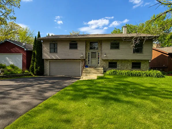 8712 Coral Rd, Wonder Lake, IL 60097