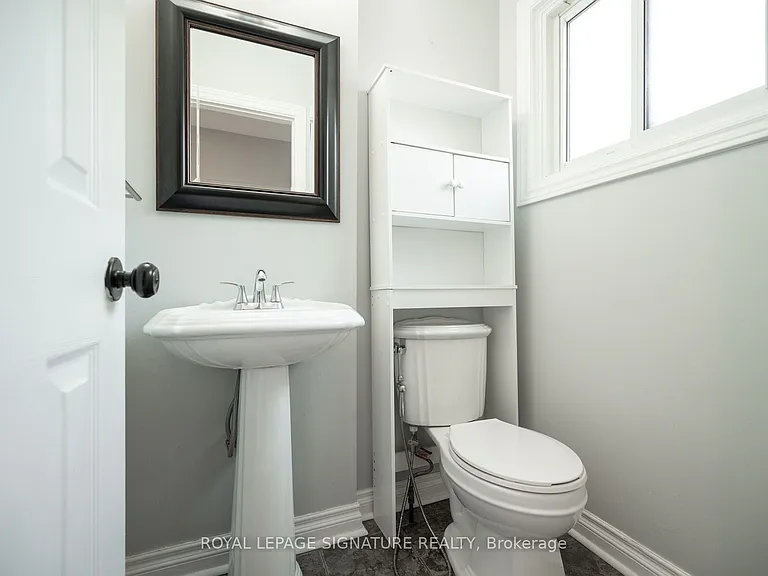 447 Ontario St N — Photo 21