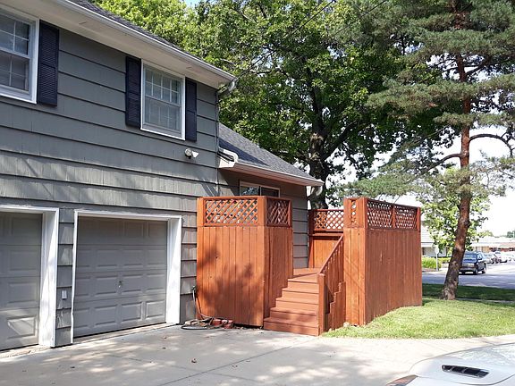 Right across the street from Corinth Shopping Center. Hen House, restaurants, bank, CVS, Ace Hardware. Walking distance to Franklin Park