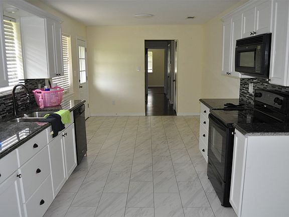 4th image of 180 Davis Rd