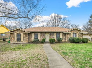 521 Newcastle Dr, Desoto, TX 75115