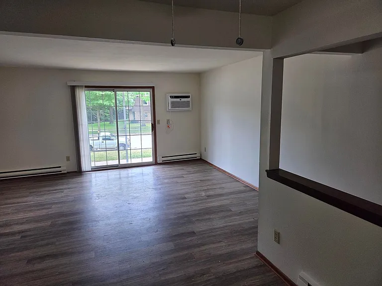 1385 Meadowcreek Dr — Photo 2