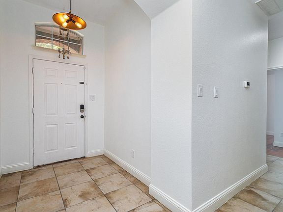 3rd image of 601 Valencia Dr