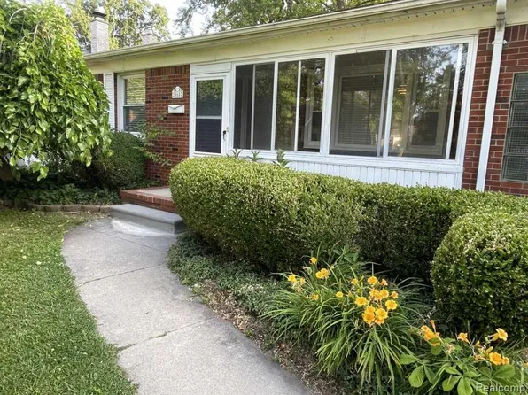 21607 Madison St, Saint Clair Shores, MI 48081