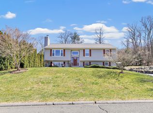 7 Hockanum Ct, Beacon Falls, CT 06403