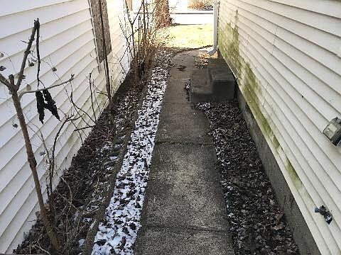 2nd image of 916 W 27th St