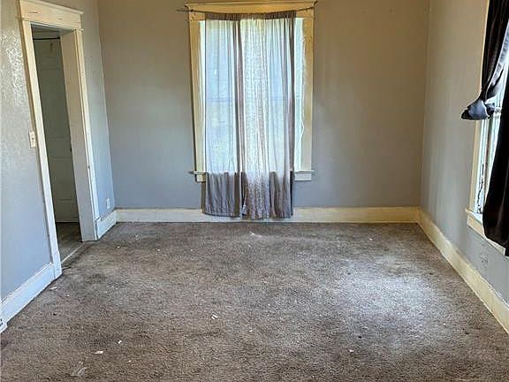 5th image of 934 E Manhattan Blvd