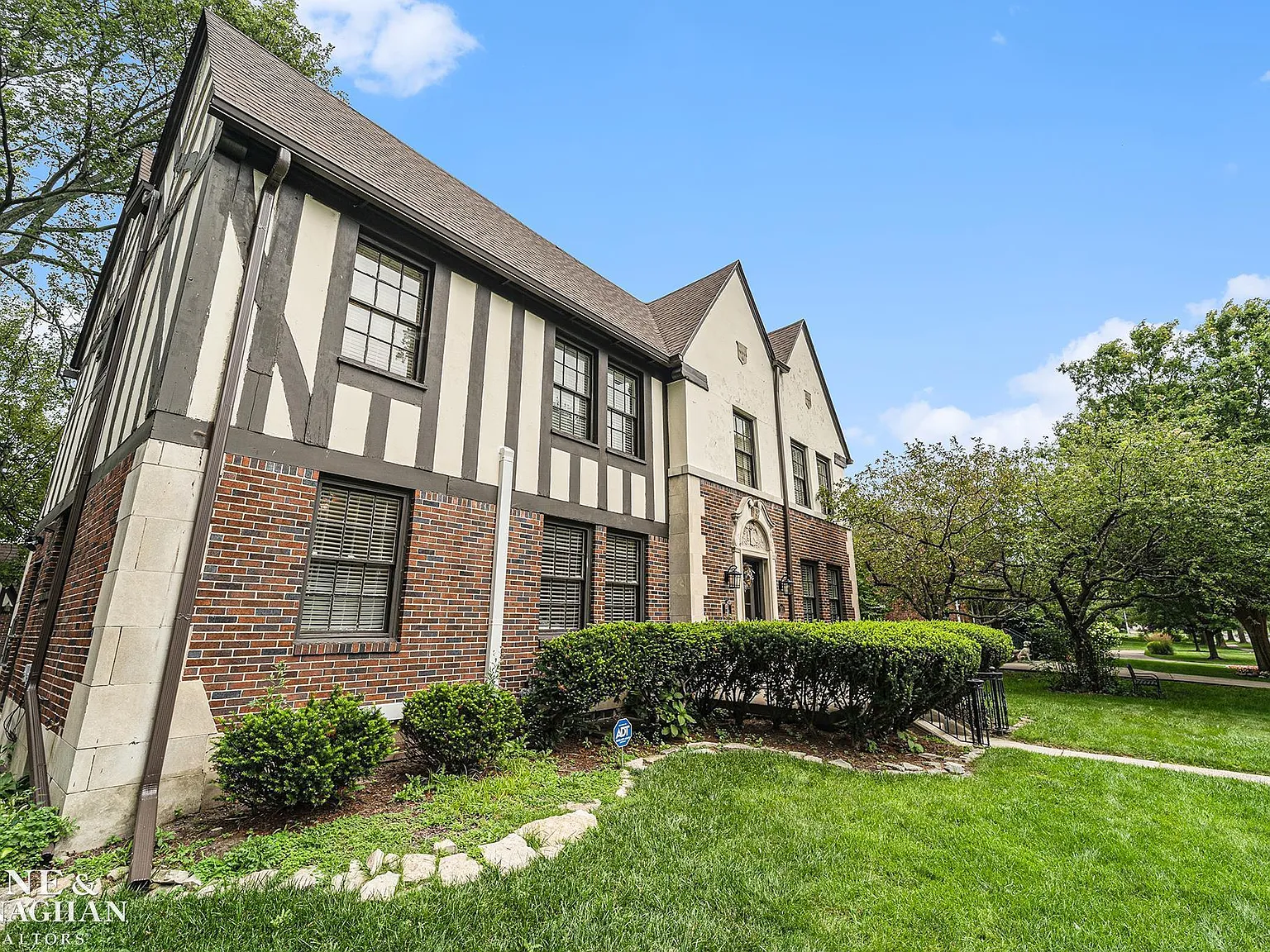 3 bed, 3.0 bath, 2700 sqft, $3,800 — Photo 3