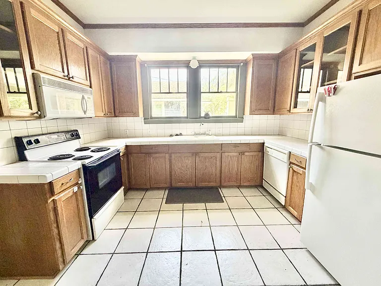 2090 Broussard St — Photo 5
