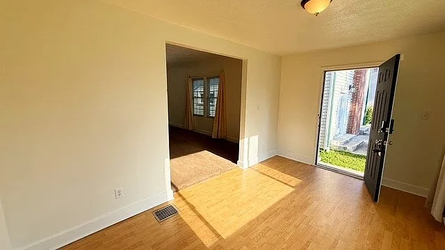 3 bed, 2.0 bath, 1800 sqft, $1,225 — Photo 3