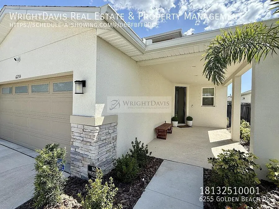 Stunning newer home in Waterset! — Photo 2