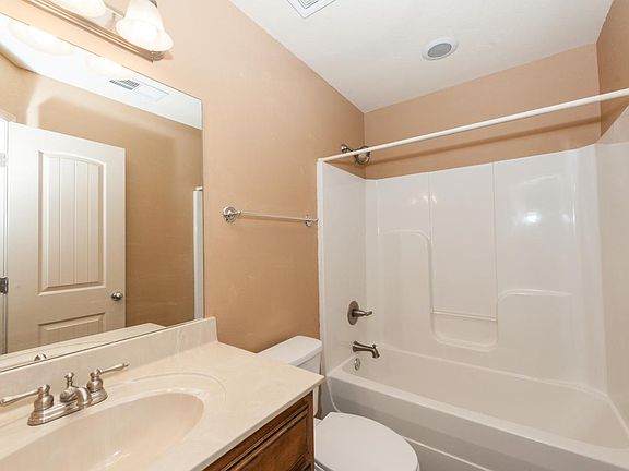 5th image of 366 Elsberry St