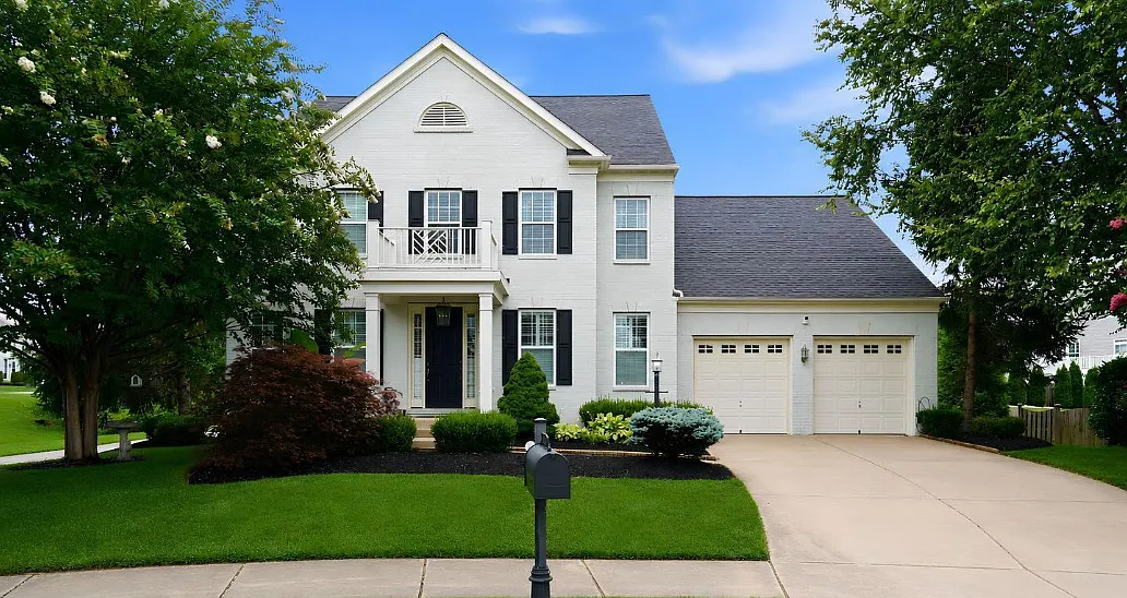 6 bed, 4092 sqft, $5,200 — Photo 1