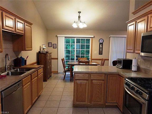 4th image of 141 Claybrook Dr