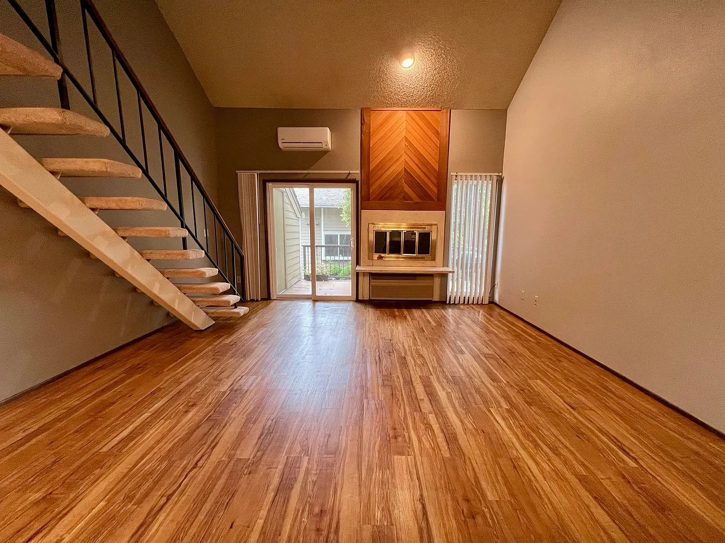 Beautiful 2 Bed, 2 Bath Townhome with Community Pool, Gym & Clubhouse! — Photo 2