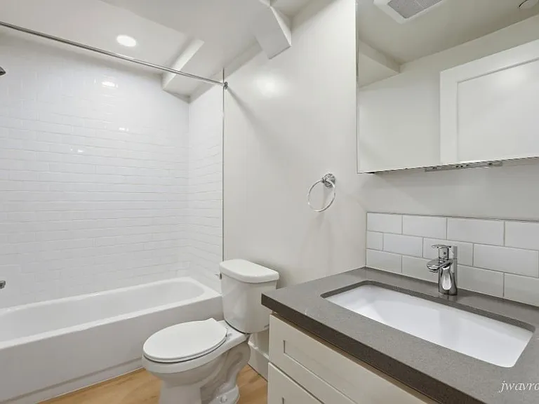 700 12th Ave #B — Photo 10