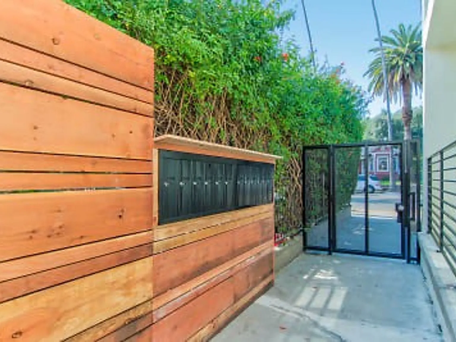 Mid-Century Pasadena Style with Modern Interiors 2B/1B — Photo 4